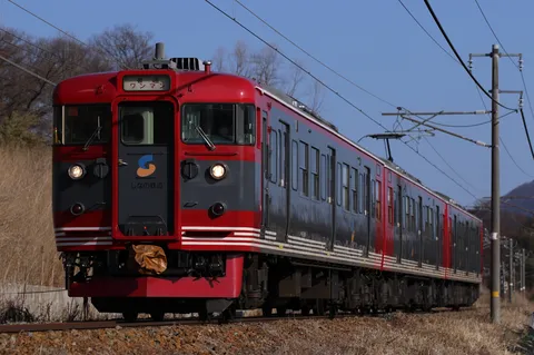 真紅の列車、穏やかな日差しの中