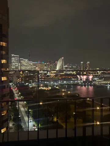 煌めく夜景と海辺の静けさ