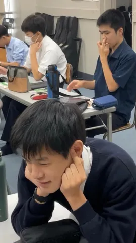 指で耳を塞ぐ、真剣な表情