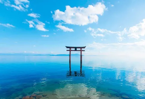 水面に浮かぶ神聖な鳥居