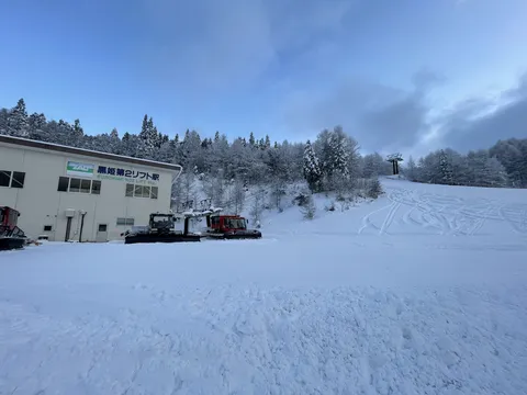 雪景色のリフト駅と整備車