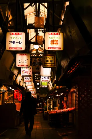 ディープな市場の夜路地
