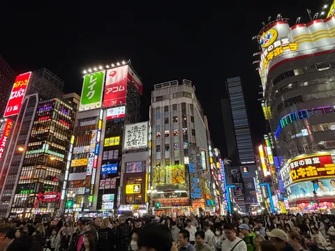 ネオン瞬く夜の喧騒