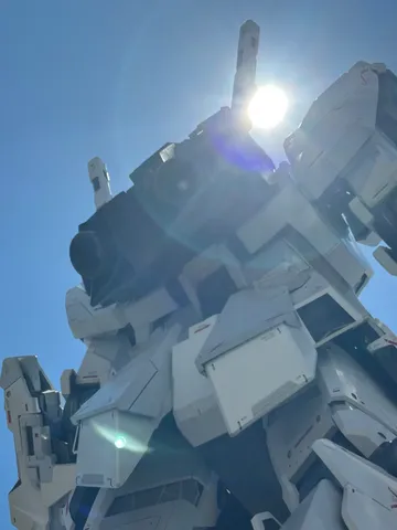 青空にそびえる巨大ロボット