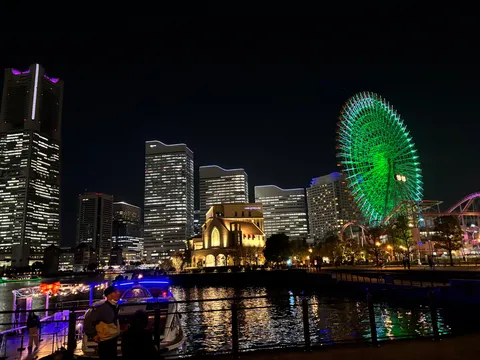 煌めく観覧車と都会の夜