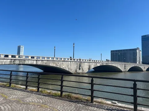 青と石の橋の静謐