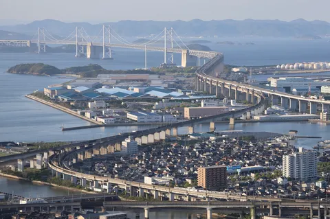 多層の橋が結ぶ、都市の躍動