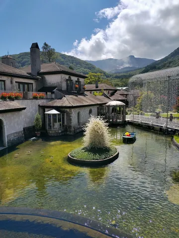 山間に広がる異国の情景