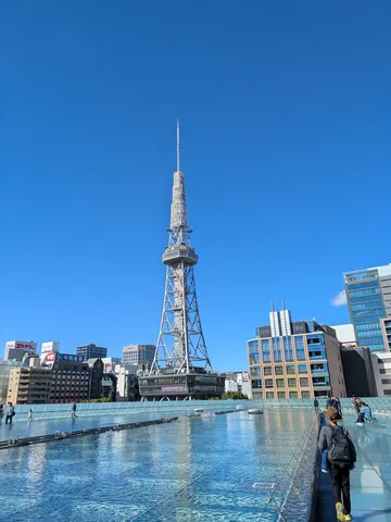 未来的な水景とそびえる塔