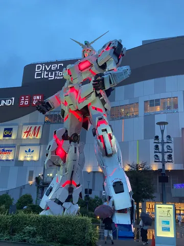 雨粒も輝く、巨大ロボットの夕暮れ