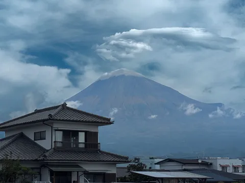 雲纏う名峰、日常の向こうに