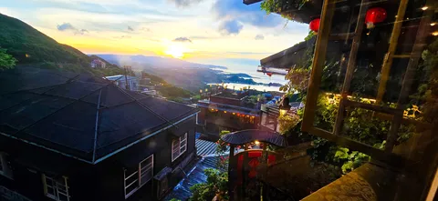 夕焼けと窓枠の異世界感