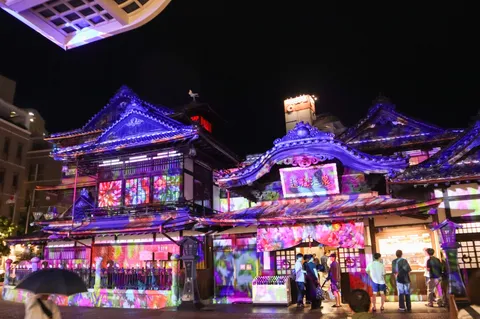 彩る夜の和風建築