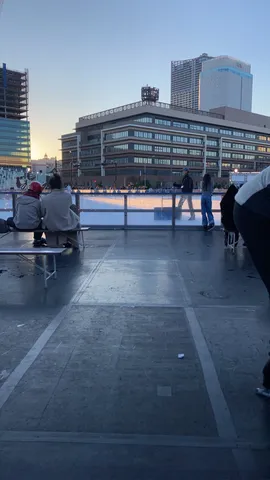 都会のスケートリンク、夕暮れのひととき