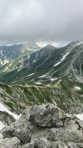 雲間から覗く山の稜線