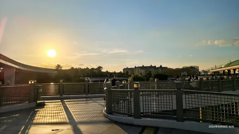 夕陽に染まる水辺の路