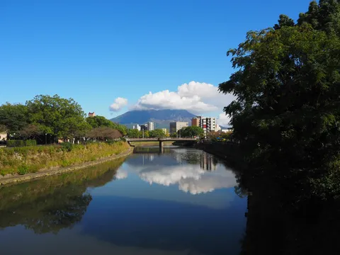水辺に映る街と山影