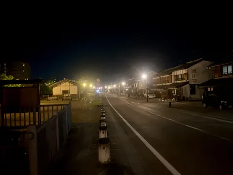 路地に灯る夜の静寂