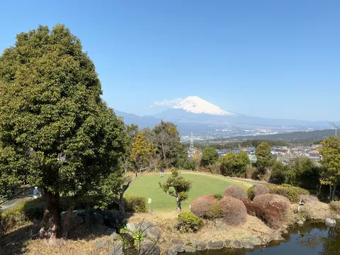 雪の富士と静かな庭