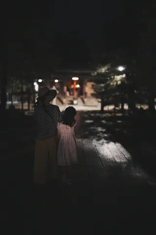 夜の参道、二人で歩む物語