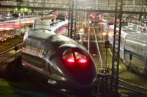 夜を駆ける銀の車体