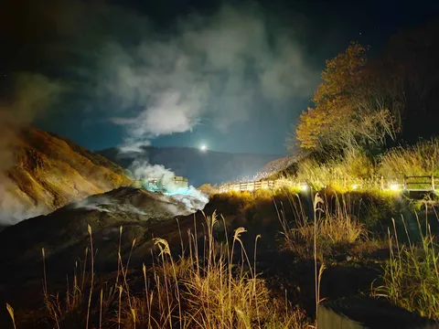 夜景の蒸気と月光の道