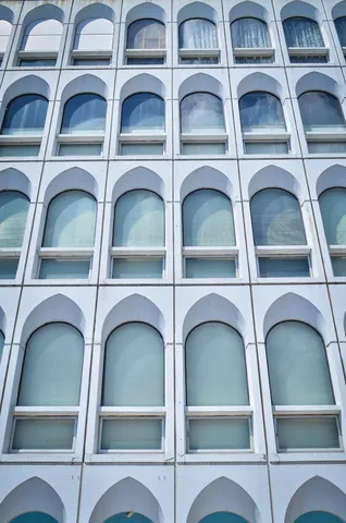 並ぶアーチ窓の情景