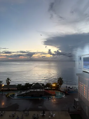 夕暮れ時のリゾート、旅立ちの兆し