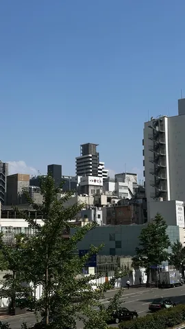 都会の空と静かな街並み