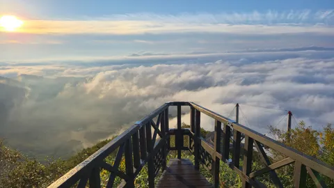 雲間に浮かぶ朝の光景