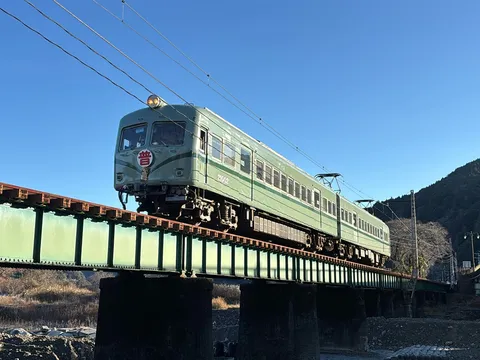 青空を渡る緑の列車
