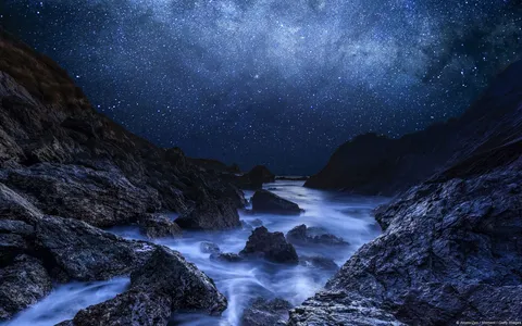 星空と波の静かな夜