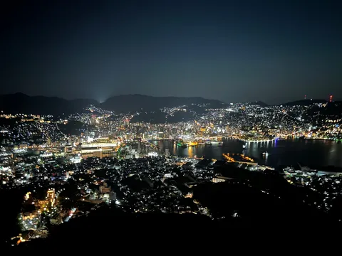 湾岸都市を彩る光の絨毯