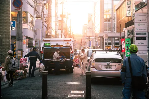 都会の夕暮れ、作業の光景