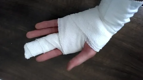 白い包帯と静かな手