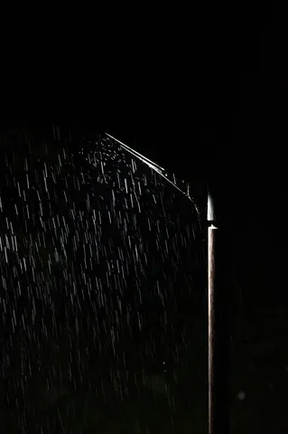 夜の雨粒、光を捉える