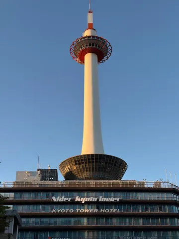 青空に浮かぶ展望塔