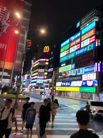 ネオンきらめく夜の交差点