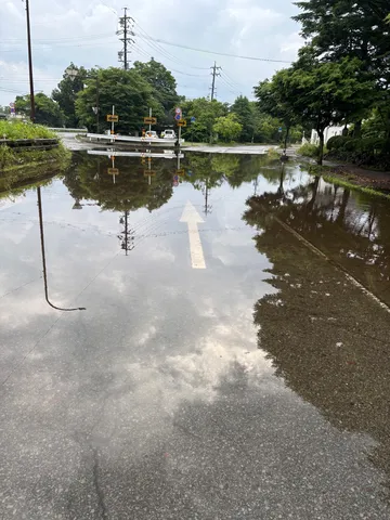 水面の映し出す、雨上がりの静寂