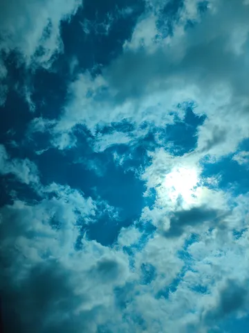 青い空と雲のコントラスト