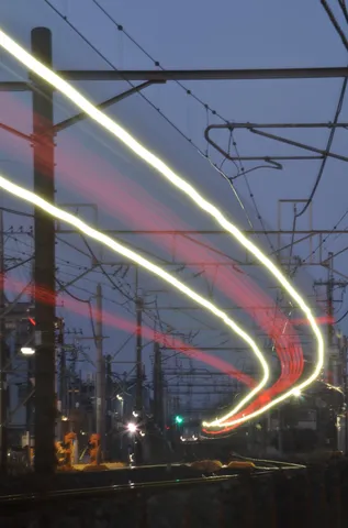 夜の残像、電車の光跡