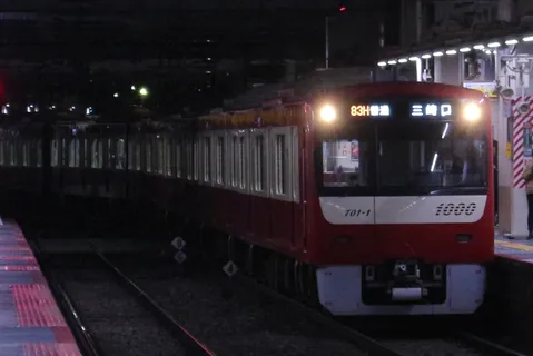 終電間際の駅、灯るヘッドライト