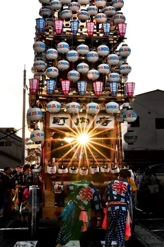 昇る太陽と祭りの熱気