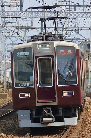 鮮やかに進む大阪梅田行き