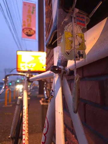 夜の街角、自転車のある風景