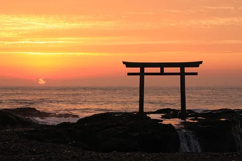 夕焼けに立つ鳥居