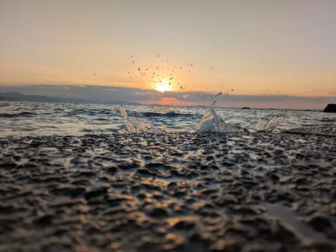 夕暮れの波紋が踊る海岸