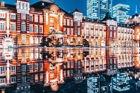 水面にほどける夜の駅舎