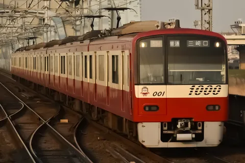 夕暮れの赤い路面電車