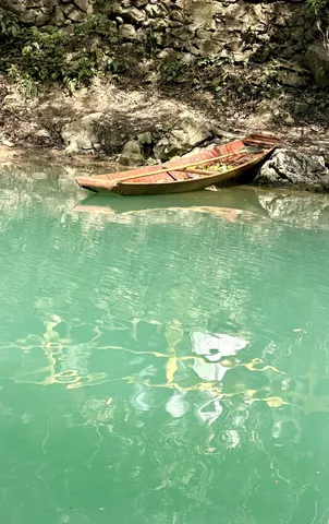 水面に浮かぶ静かな舟影